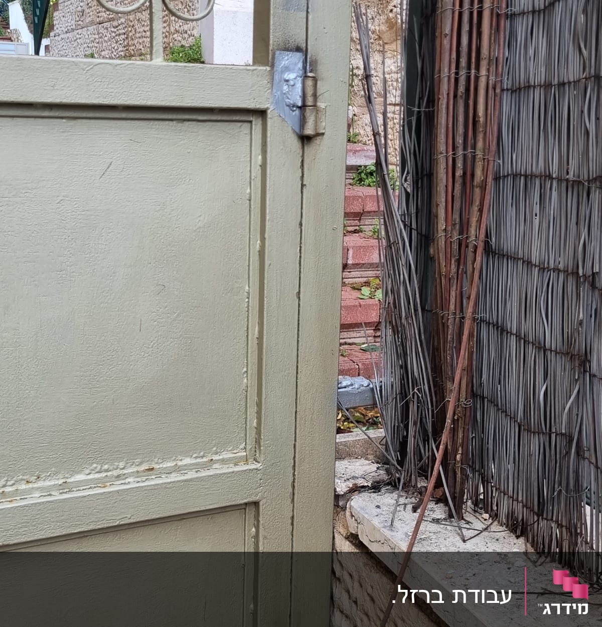 שער מתכת ירוק עם עיטורים, צירים וברגים